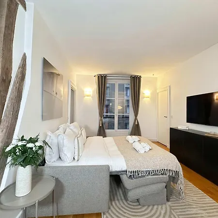 Luxembourg Garden Deluxe Flat *