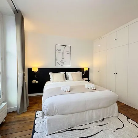Luxembourg Garden Deluxe Flat *